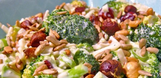 sarımsaklı yoğurtlu brokoli salatası yapılışı tarifi