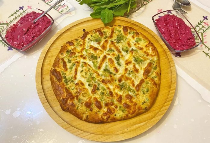 sarımsaklı-ekmek-tarifi-nasıl-yapılır sarımsaklı kaşarlı pide yapılışı